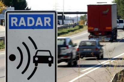 Una señal advierte de la presencia de un radar en la carretera. HDS