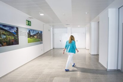 Una persona camina por las instalaciones del hospital Santa Bárbara. MARIO TEJEDOR