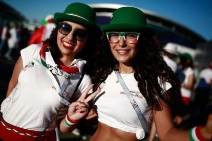 Dos mujeres iraníes en el partido España-Irán en Rusia.-BENJAMÍN CREMEL (AFP)