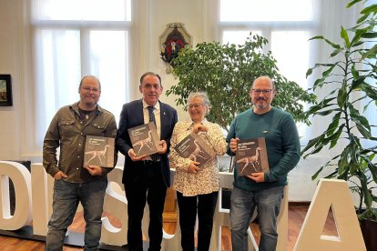 El presidente de la Diputación, Benito Serrano, con los paleontólogos sorianos, autores de la publicación. HDS