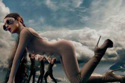 Ariana Grande en un fotograma de su videoclip God is a woman.-YOUTUBE