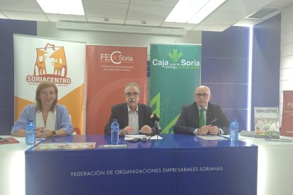 Yolanda Santos, concejala de Comercio y Turismo del Ayuntamiento de Soria; Jesús Muñoz, vicepresidente de FECSoria, y  Juan Antonio Tierno, responsable del Área de Empresas de Caja Rural de Soria. HDS