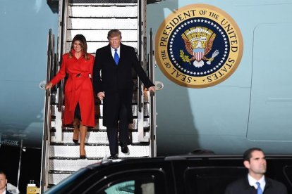 Donald y Melania Trump llegan a Londres en el Air Force One.-EFE / EPA / ANDY RAIN