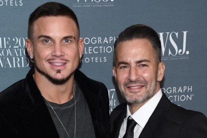 Marc Jacobs (a la derecha), junto a su novio, Charly deFrancesco.-AP / EVAN AGOSTINI