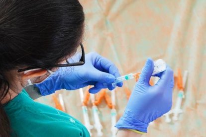 Una sanitaria prepara dosis de la vacuna. ICAL