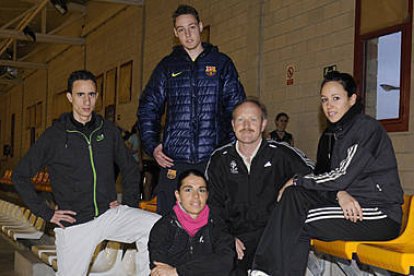 Enrique Pascual Oliva con los cuatro discípulos que lograron medalla en Valencia. / VALENTÍN GUISANDE-