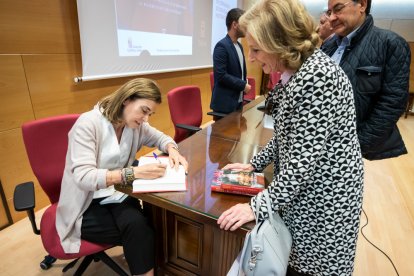 La escritora Carmen Posadas firmó libros a alguno de los asistentes a la clausura de las Jornadas de Novela Histórica de Soria. GONZALO MONTESEGURO