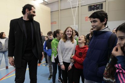 Garbajosa, junto a los jugadores de la cantera soriana, ayer en el San Andrés.-LUIS ÁNGEL TEJEDOR