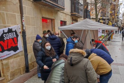 Recogida de avales de Soria Ya en la capital. A.C.