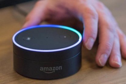 Altavoz de Amazon con el asistente virtual Alexa integrado.-