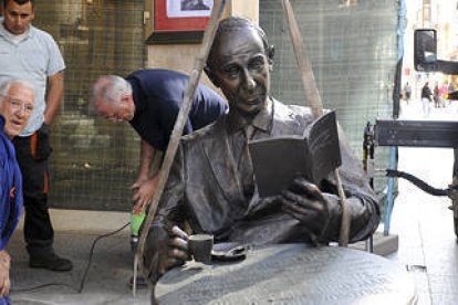 Estatua de Gerardo Diego a las puertas del Casino. / VALENTÍN GUISANDE-