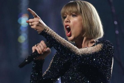 Tayler Swift, durante su actuación en los premios Grammy, el pasado febrero.-MARIO ANZUONI