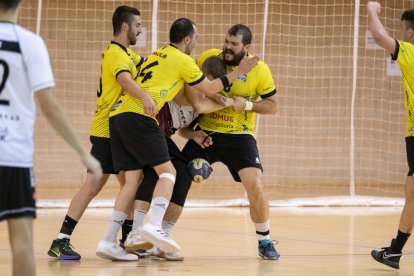 La defensa será clave si el BM Soria quiere ganar en la cancha del líder. MARIO TEJEDOR