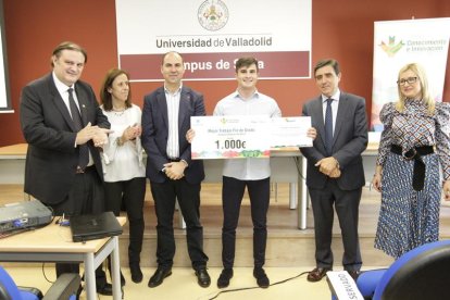 José Luis Ruiz, Elena Jiménez, Óscar Martínez, Óscar Torres, Carlos Martínez y Blanca García en la entrega del premio.-LUIS ÁNGEL TEJEDOR