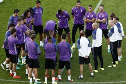 Zidane se dirige a los jugadores blancos antes del entrenamiento en el estadio de Lerkendal (Trondheim).-CHEMA MOYA / EFE