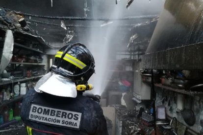 Uno de los bomberos en la cocina del establecimiento.-HDS