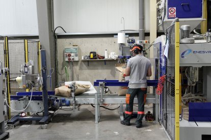 Trabajador en una planta en la capital. HDS