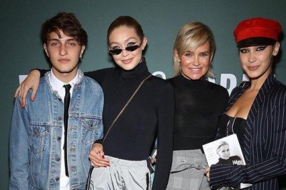 Desde la izquierda, Anwar Hadid, su hermana Gigi, su madre, Yolanda, y su otra hermana, Bella.-MANNY CARABEL / GETTY IMAGES