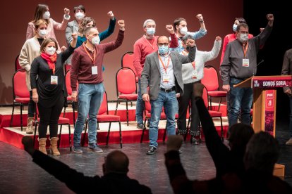 El reelegido secretario general del PSOE, Luis Rey, saluda al final del Congreso rodeado de la nueva Ejecutiva. GONZALO MONTESEGURO