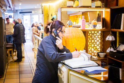 Trabajadora del sector de la hostelería. MARIO TEJEDOR