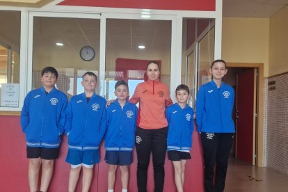 Daniela Corchón, con sudadera naranja, y varios jugadores de la categoria sub-13. HDS