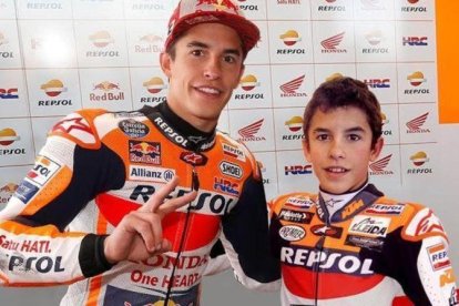 Marc Márquez, con 26 años, abrazado al Marc que, con 15 años, debutó en el Mundial en el 2008.-FOTOMONTAJE REPSOL MEDIA