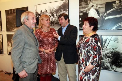 La alcaldesa de Segovia, Clara Luquero (D); la embajadora de Suecia, Cecilia Julin (2I), y el director de MUCES, Eliseo de Pablos (I), inauguran la X Muestra de Cine Europeo Ciudad Segovia-Ical