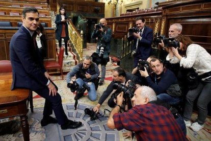 Pedro Sánchez posa en el Congreso tras ser elegido presidente de Gobierno.-EFE