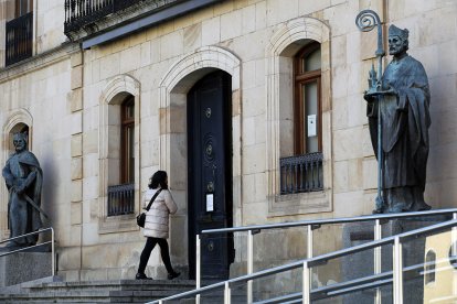 Entrada al edificio de Diputación.-MARIO TEJEDOR