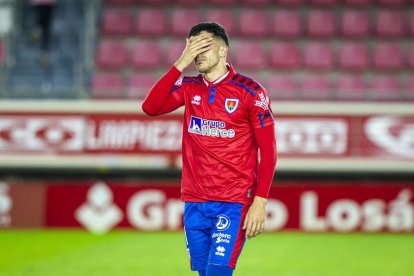 Tamayo jugaba sus primeros minutos con la camiseta del Numancia tras la lesión. MARIO TEJEDOR