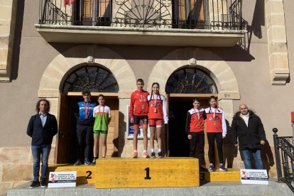 Los mejores clasificados en el Duatlón Navaleno, con el soriano Álvaro Gandul en lo más alto del podio. HDS