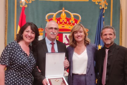 El director del centro, con el galardón, junto a la ministra y otras autoridades.-HDS