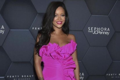 La cantante Rihanna posa antes de un evento de su marca de cosméticos, Fenty Beauty.-EVAN AGOSTINI (AP)