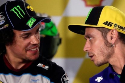 Franco Morbidelli, a la izquierda, conversa con su maestro Valentino Rossi, en la conferencia de prensa del Gran Premio de Malasia, celebrada, en Sepang, el pasado jueves.-EFE / FAZRY ISMAIL