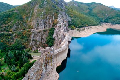 El embalse de Barrios de Luna, en León, uno de los que se propone recrecer en las alegaciones al Plan. / E. M.