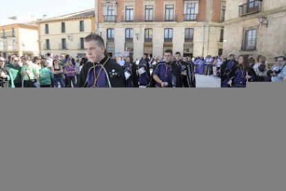 Exaltación del tambor, el bombo y la trompeta celebrada ayer en la plaza Mayor de Almazán. / ÁLVARO MARTÍNEZ-