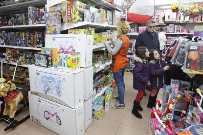 Una tienda de juguetes en Sants.-FERRAN NADEU