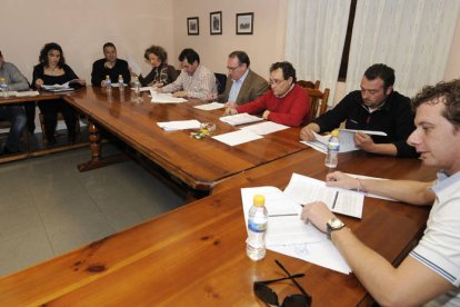 Los tres ediles de UPC, a la izquierda, durante el breve Pleno celebrado ayer. / VALENTÍN GUISANDE-