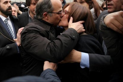 Jordi Turull se despide de su esposa antes de entrar en el Supremo, el pasado 23 de marzo.-JOSE LUIS ROCA