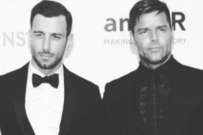 Ricky Martin posa junto a su prometido, el artista Jwan Yosef.-