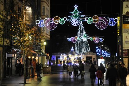 Antigua iluminación de Navidad.-Valentín Guisande