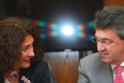 El presidente de la Diputación de León, Juan Martínez Majo, junto a la alcaldesa de Ponferrada, Gloria Fernández Merayo, durante la visita institucional al Ayuntamiento de Ponferrada-Ical