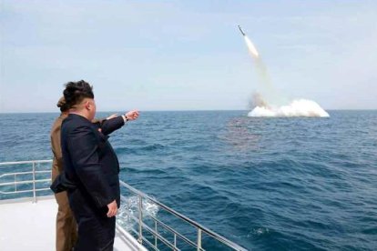 El líder norcoreano, Kim Jong-un, asiste al lanzamiento del misil submarino-EFE