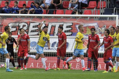 Los jugadores del Lugo celebran el gol que a la postre significaría la victoria en Los Pajaritos.-Valentín Guisande