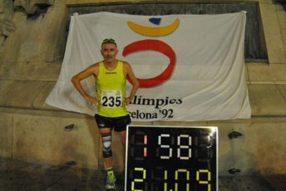 Javi Conde, después de completar su medio maratón por los alrededores del monumento de Colón-EL PERIÓDICO