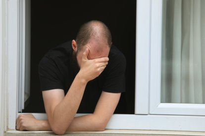 Joven asomado a la ventana.-ICAL