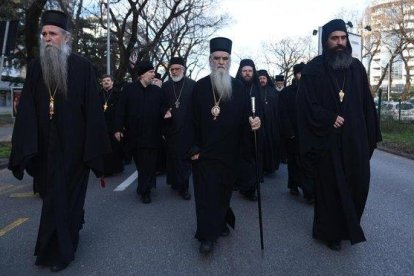 Los popes protestan por las calles de Montenegro.-