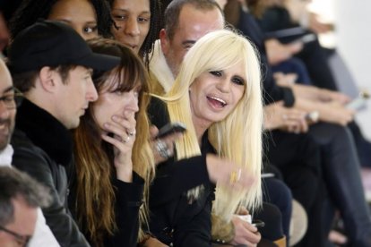 La diseñadora Donatella Versace ha revelado en una entrevista que su marca ya no utilizará más pieles.-/ CHARLES PLATIAU (REUTERS)