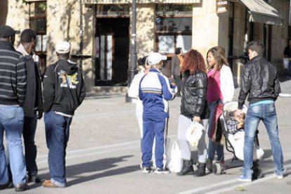 La provincia no sólo es receptora de inmigrantes, ya que el número de ciudadanos que se marchan de Soria es mayor cada año. / ÚRSULA SIERRA-