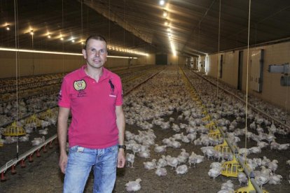 El promotor en las instalaciones de pollos, que se reconvertirán al pavo-V. Guisande